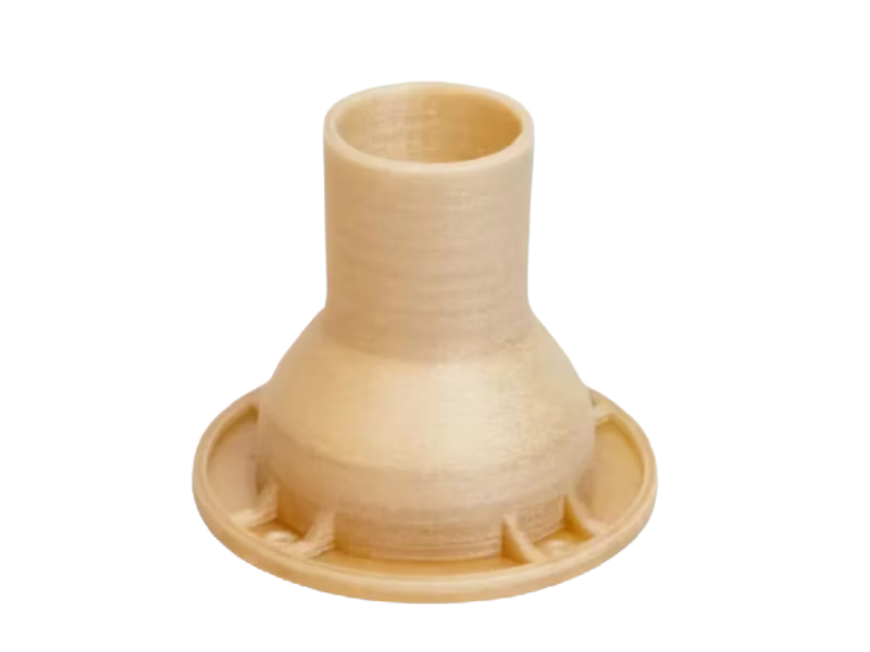 Componente técnico industrial preto com furos de fixação e encaixes precisos, impresso em resina rígida HAN Mold via SLA a laser, fotografia de produto em ângulo isométrico sobre fundo branco