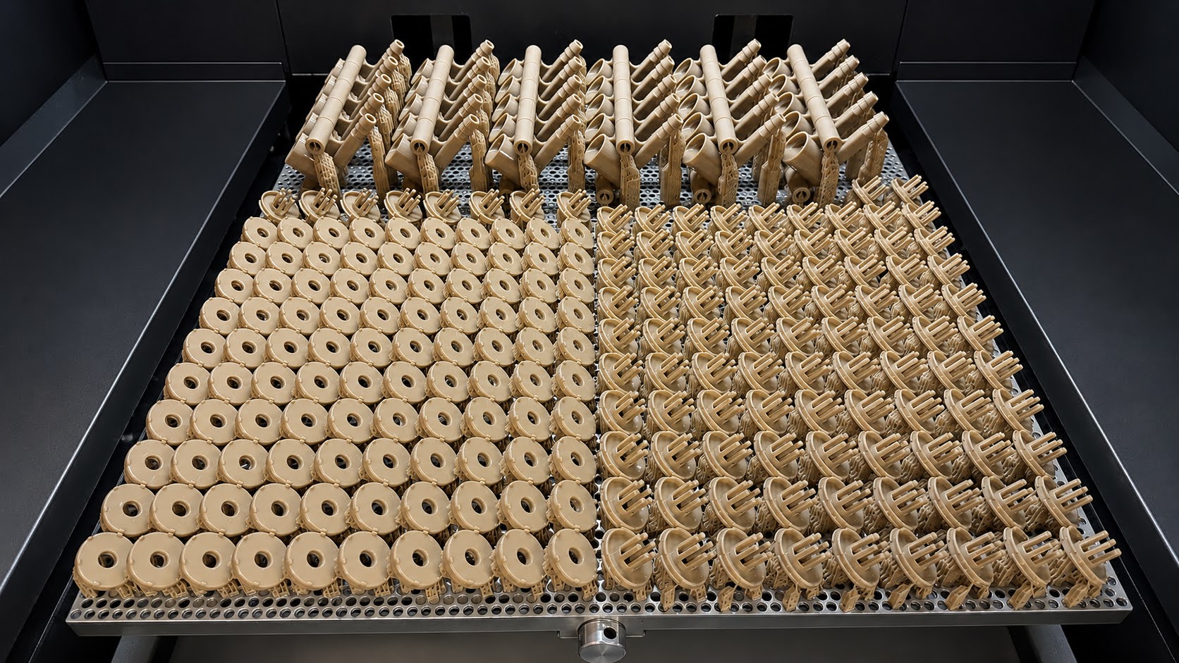 Peça industrial impressa em resina HAN Mold, rígida, cor marrom característica, via SLA a laser