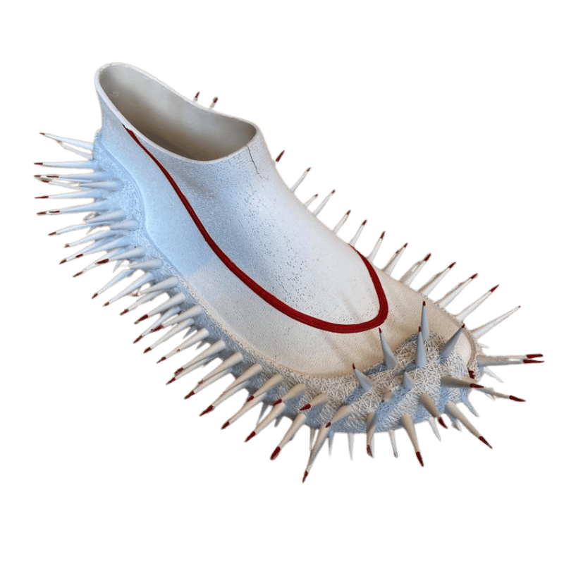 Tênis esportivo branco com solado e cravos impressos em 3D, detalhe em vermelho, fotografia de produto sobre fundo branco