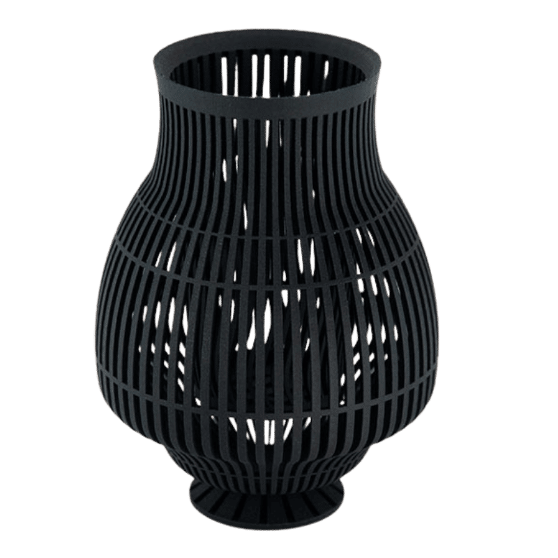 Luminária decorativa em formato de vaso com estrutura vazada e ripas verticais finas, impressa em resina rígida preta via SLA a laser, fotografia de produto em estúdio sobre fundo branco