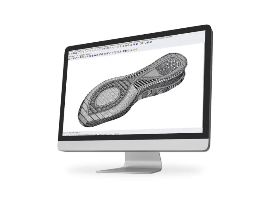 Monitor exibindo software CAD com modelo 3D de solado de calçado em wireframe, renderização técnica de prototipagem industrial