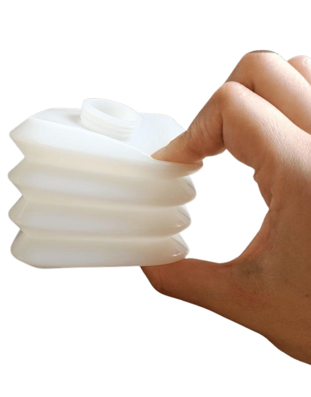 Bujão sanfonado industrial branco impresso em resina flexível HAN Flex, superfície ondulada tipo sanfona, sendo segurado por uma mão humana, fundo branco neutro, fotografia de produto realista